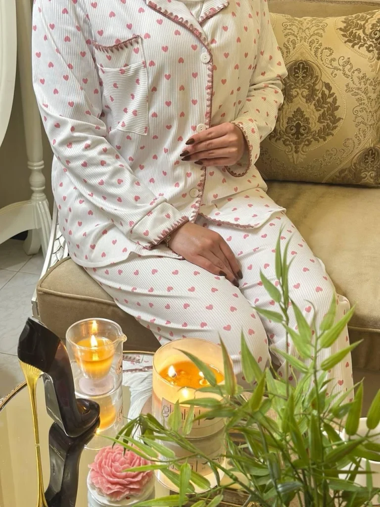 بيجامة بطبعة قلوب – تصميم مريح بأكمام طويلة