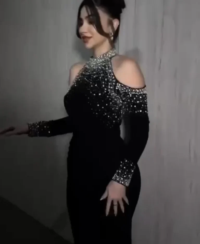 فستان أسود فاخر بكريستالات لامعة ولمسة أنثوية جريئة