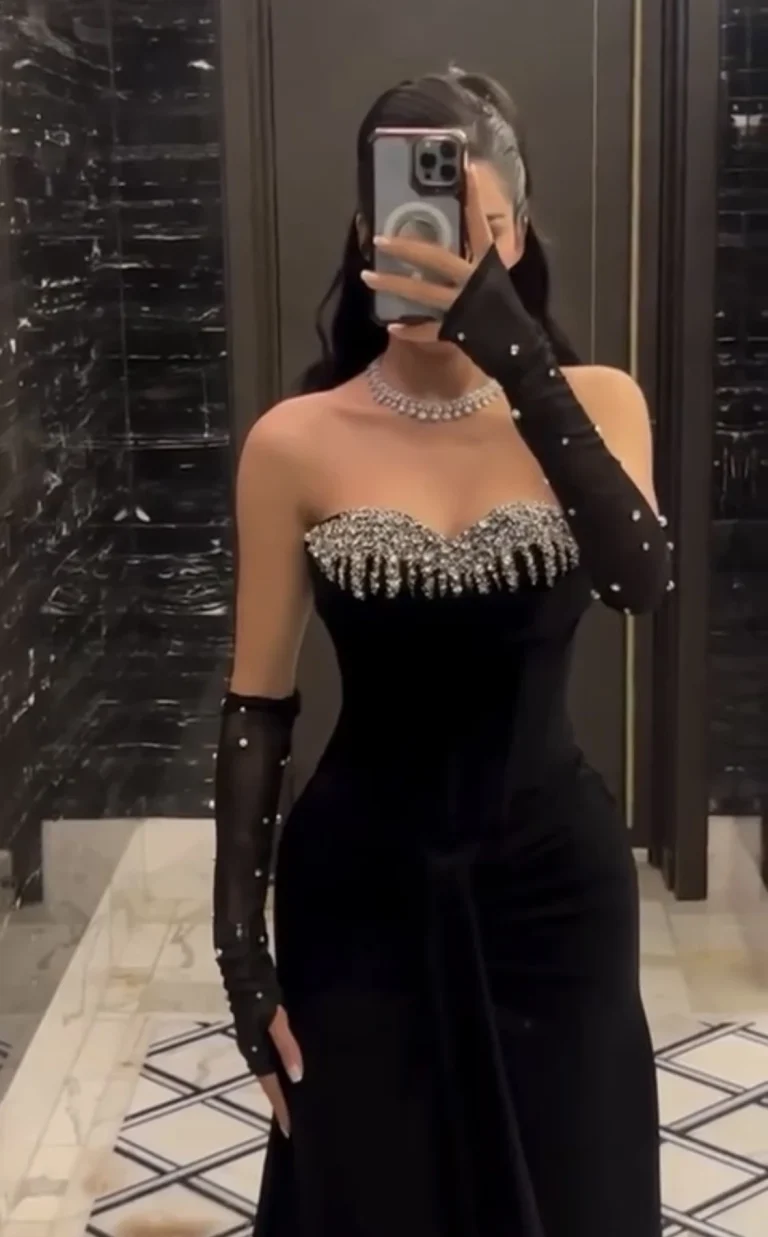 فستان سهرة أسود بلمسة فاخرة ولمسة عصرية