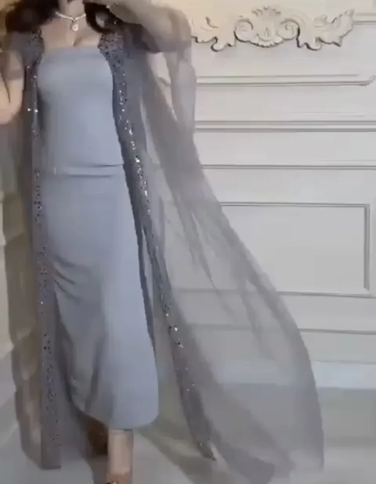 فستان سهرة رمادي بكاب شفاف مرصّع يفيض أناقة ورقيّ