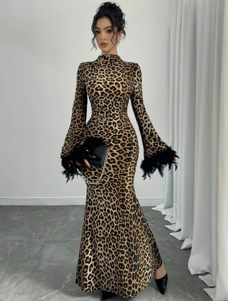 فستان بطبعة جلد النمر بأكمام ريش
