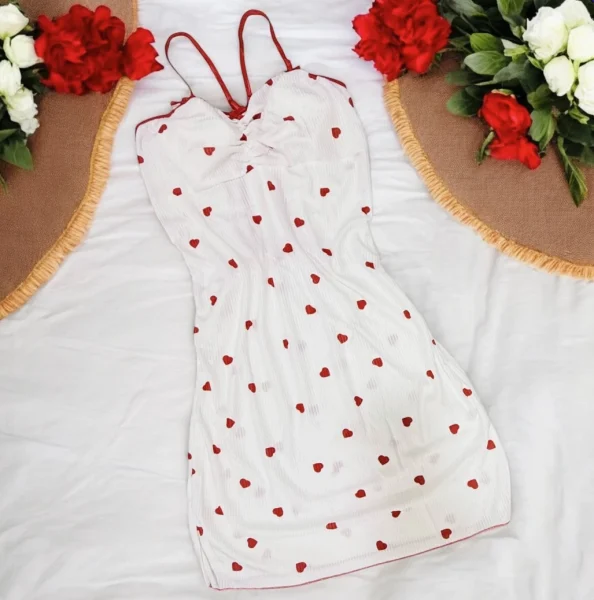 لانجري أبيض بنقشة قلوب حمراء وقصة ناعمة