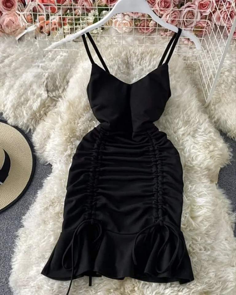 فستان لانجري مجمّع بحمالات رفيعة وتصميم يبرز القوام