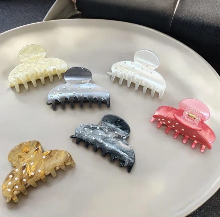 مشابك شعر فاخرة بتصميم أنيق ولمسات لامعة