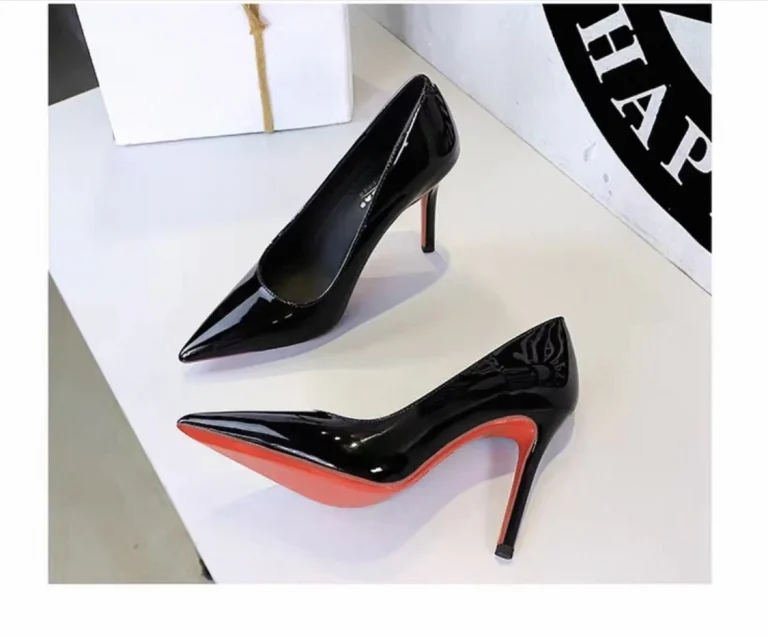 كعب نسائي كلاسيكي بلمعة فاخرة ونعل أحمر