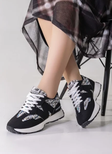 سنيكرز مريح بتفاصيل عصرية