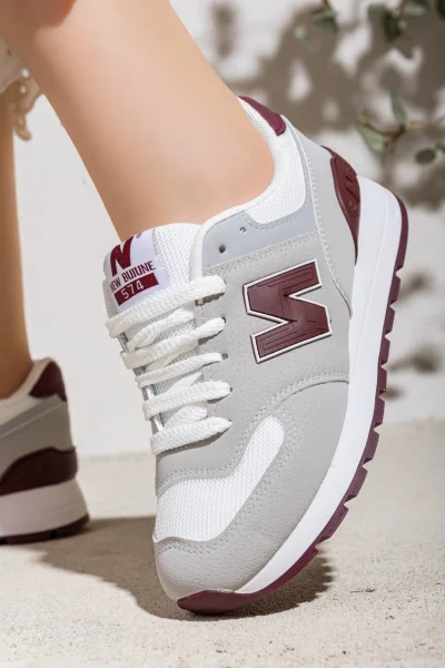 سنيكرز بتصميم فني وخامات متعددة