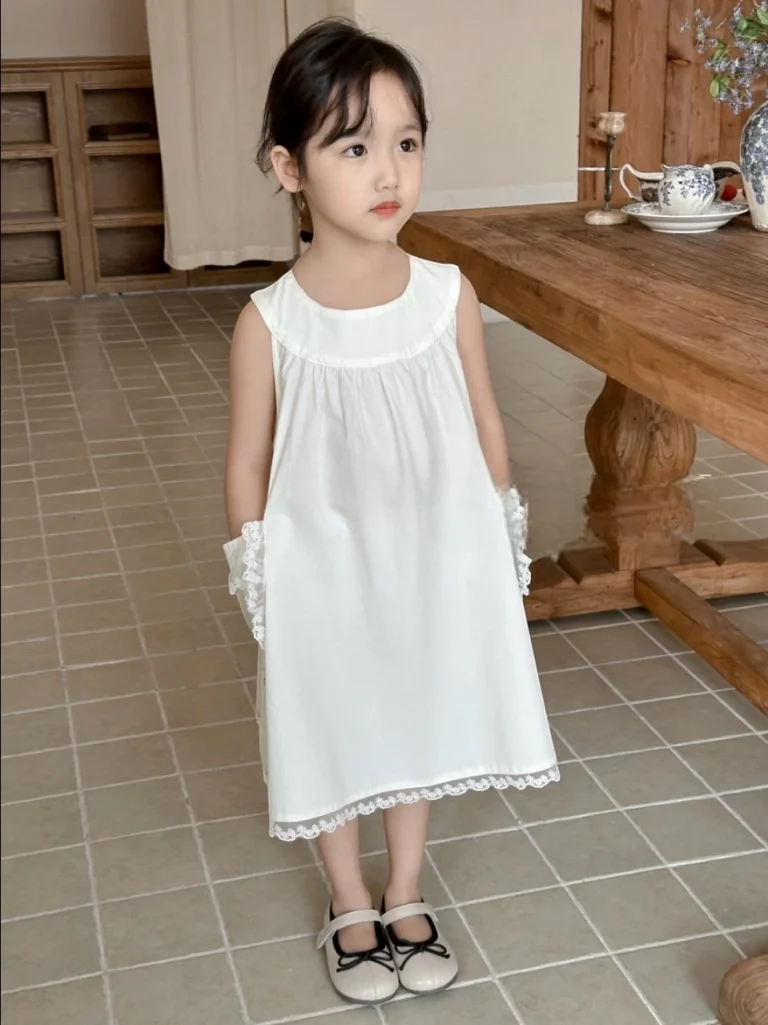 فستان بنات مزين بالدانتيل الراقي