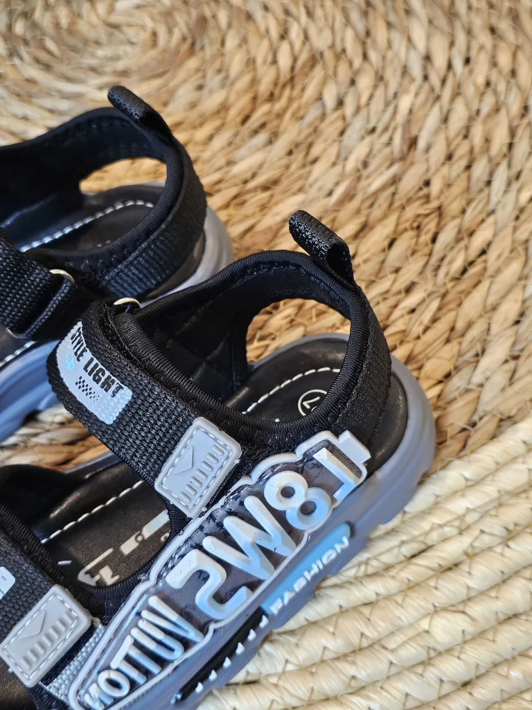 صندل جميل وعملي للاولاد الصغار