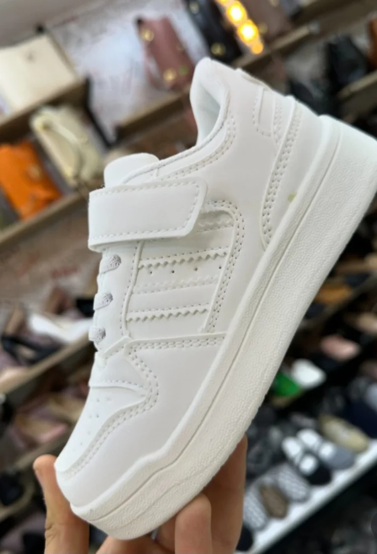 حذاء سبورت ابيض