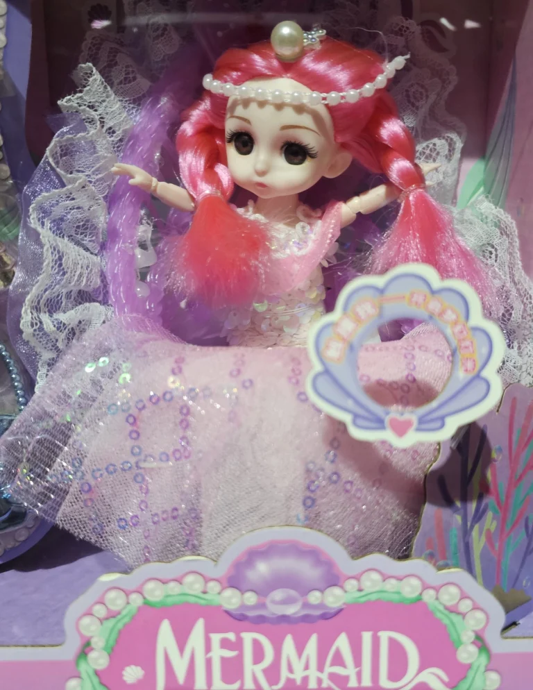 لعبه عروسه مع مستلزماتها