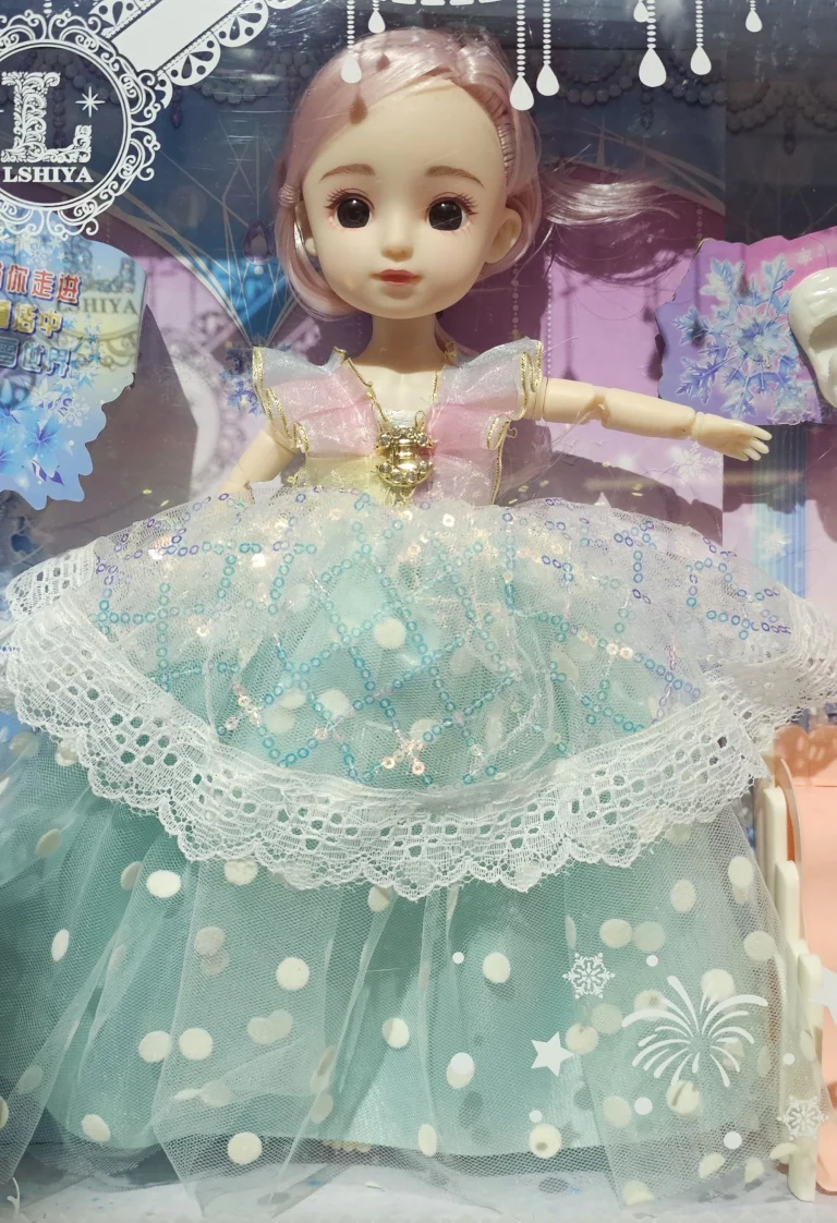 لعبه دميه مع ملحقاتها