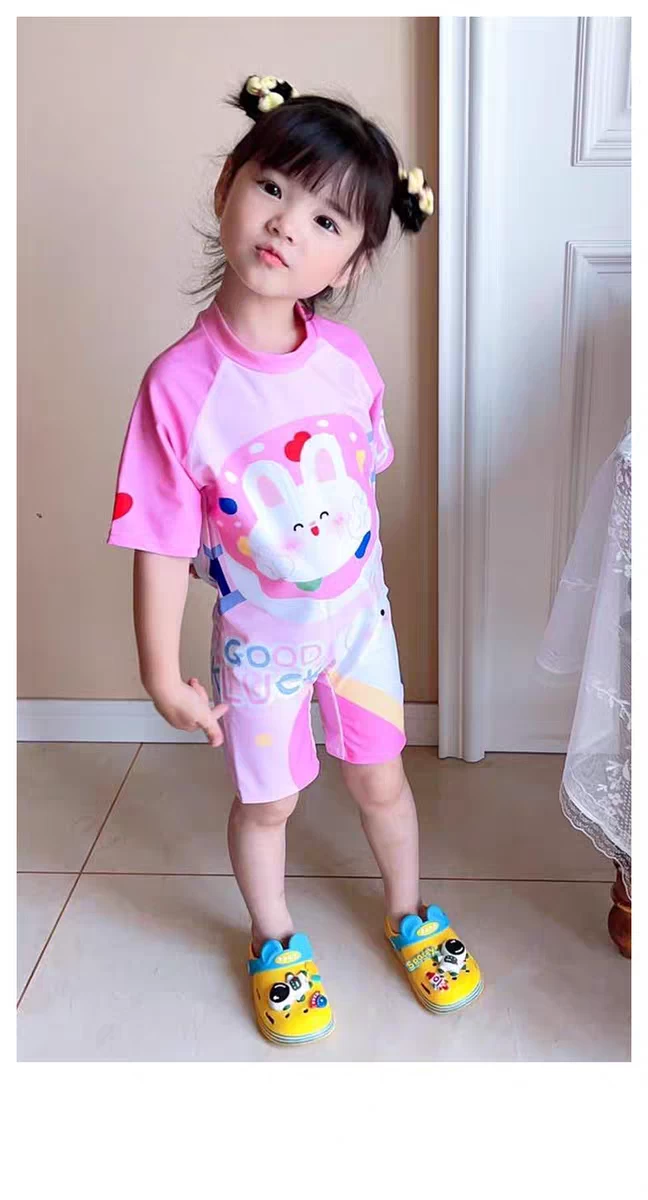 بدله سباحة للأطفال بتصميم أرنب