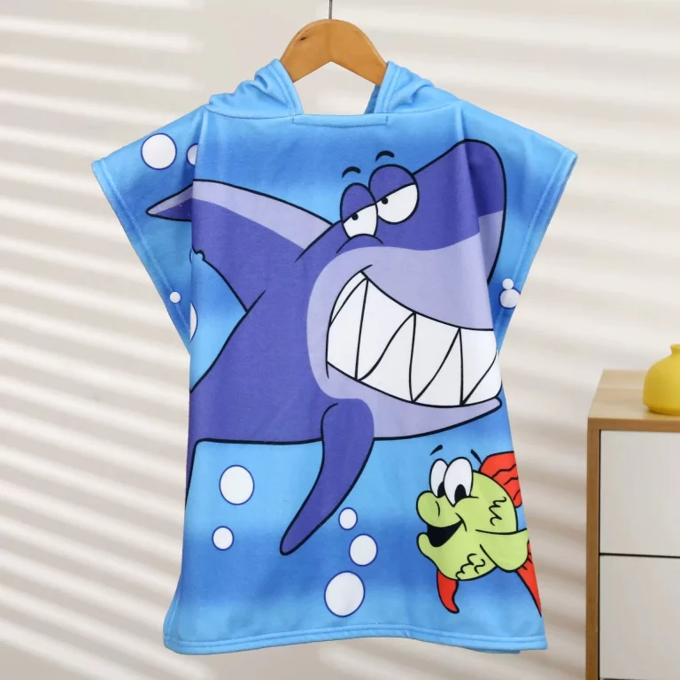 رداء استحمام برسمه سمكه قرش مقاس صغير