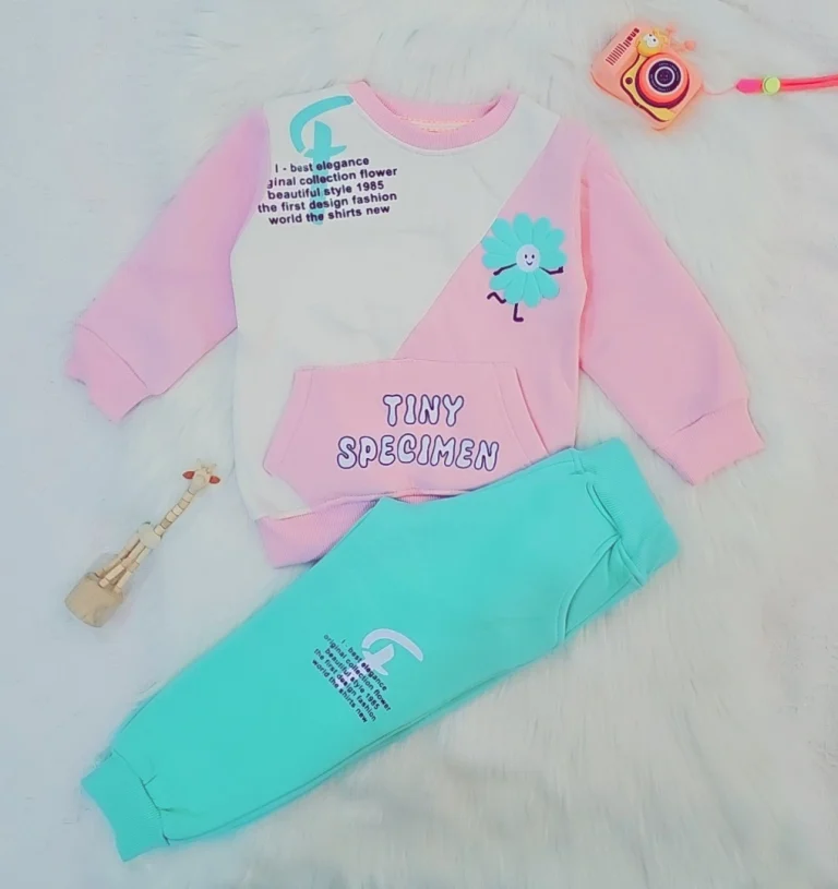 طقم للبنات الصغيرات فاخر ودافئ