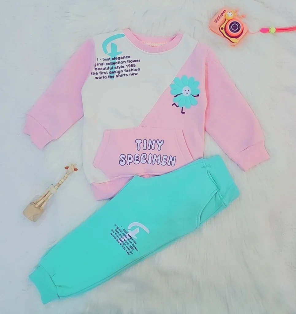 طقم للبنات الصغيرات فاخر ودافئ