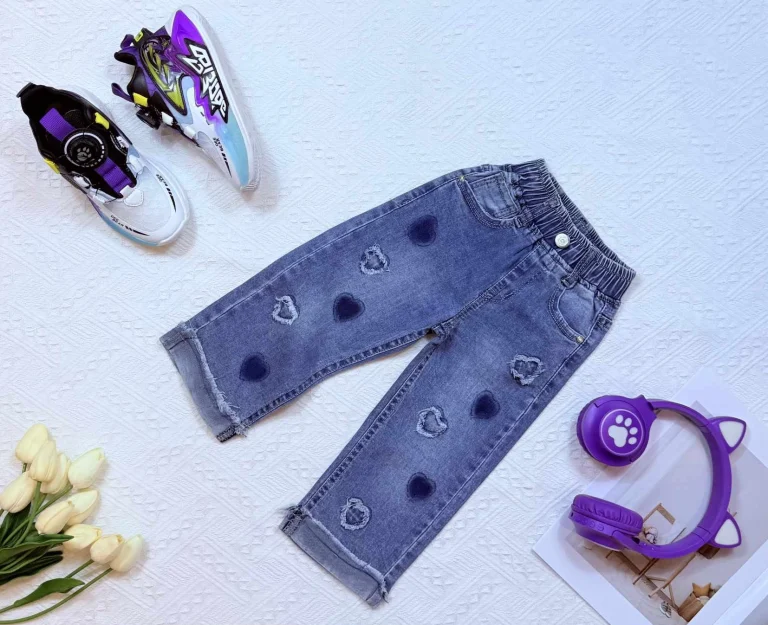 جينز بناتي بأشكال قلوب