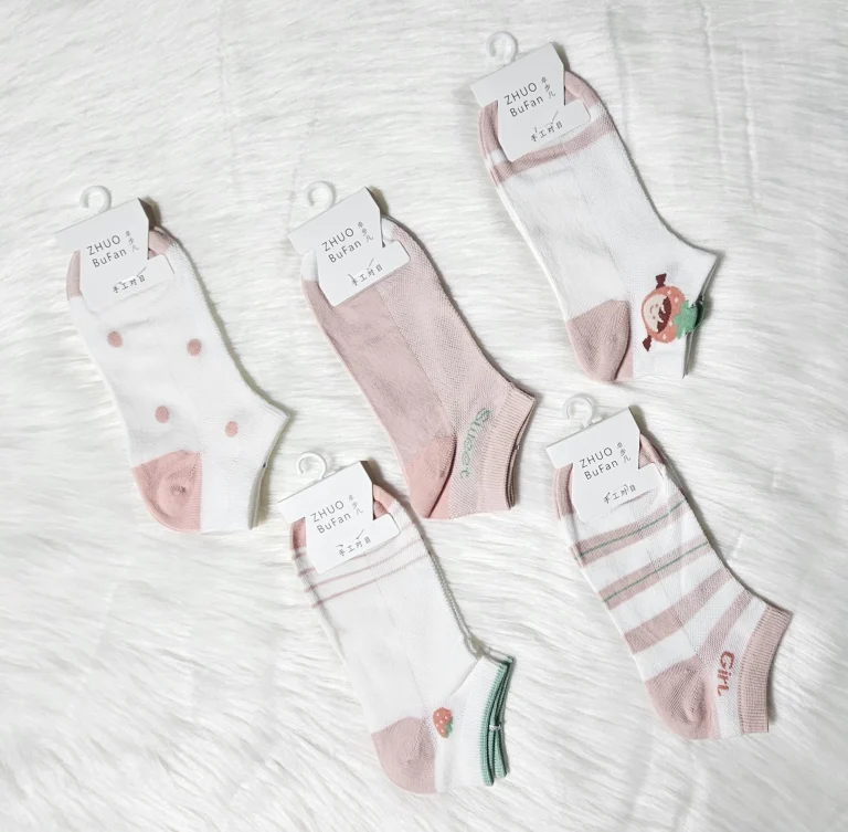 طقم من جوارب الاطفال القطنيه الناعمه