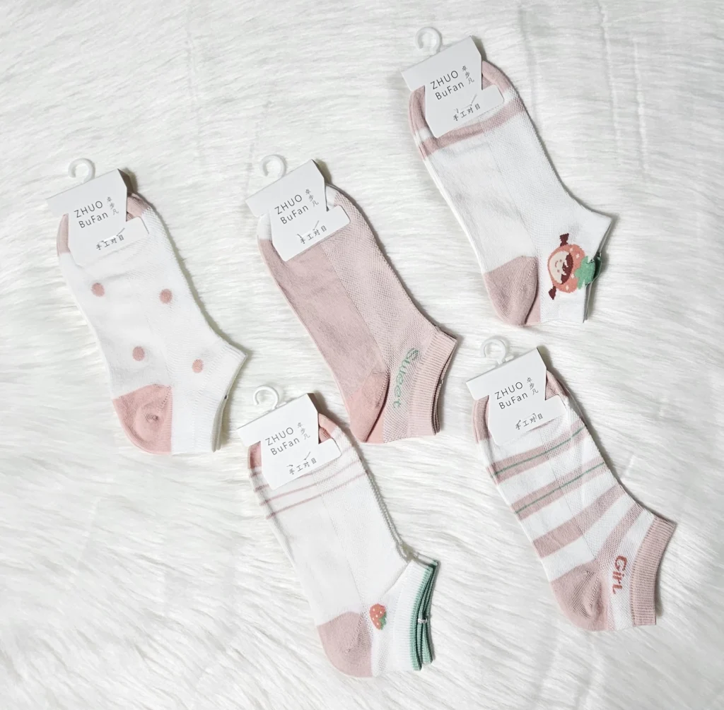 طقم من جوارب الاطفال القطنيه الناعمه