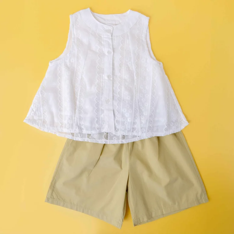 طقم بناتي مزين بالدانتيل