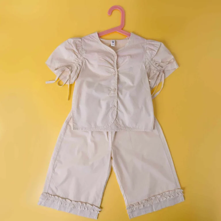 طقم بناتي مميز وبلون موحد