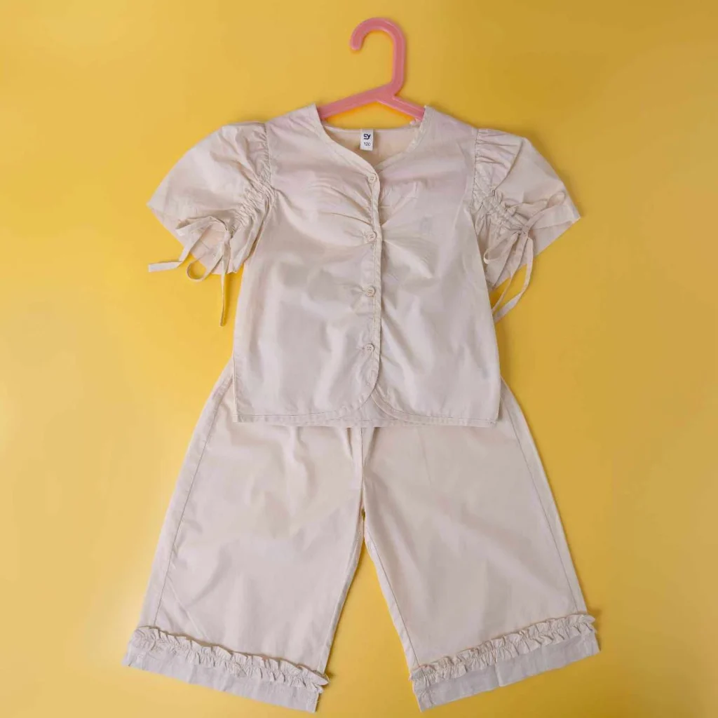 طقم بناتي مميز وبلون موحد