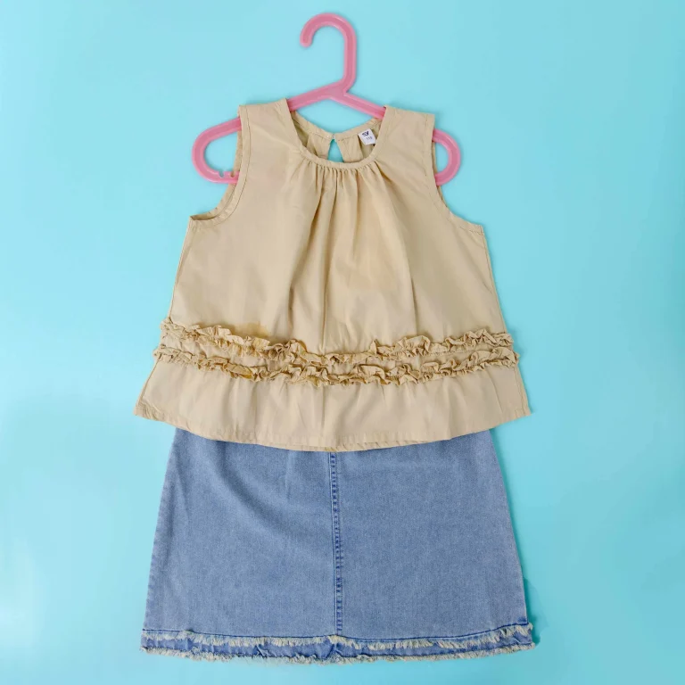 طقم من بلوزة وتنوره للبنات