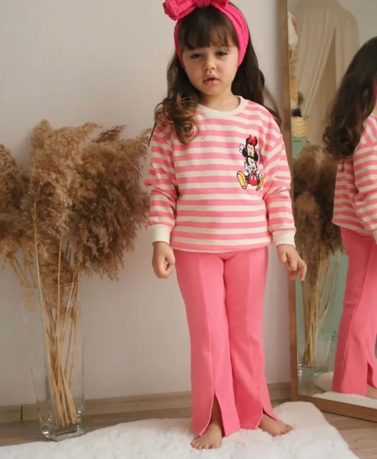 بدله شتويه باللون الوردي