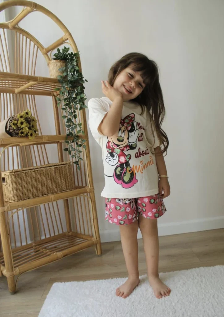 طقم  باللون الاوف وايت