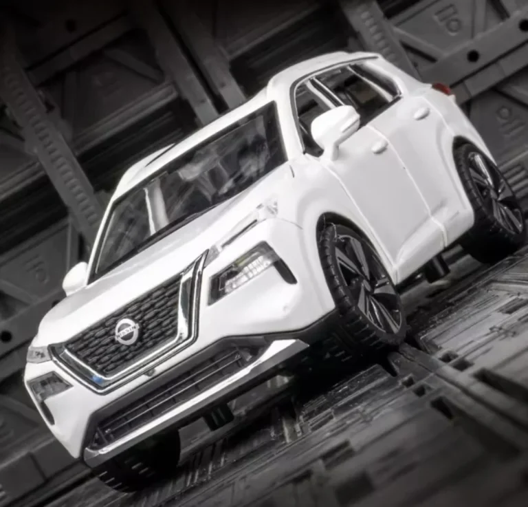 سيارة نيسان باللون الابيض