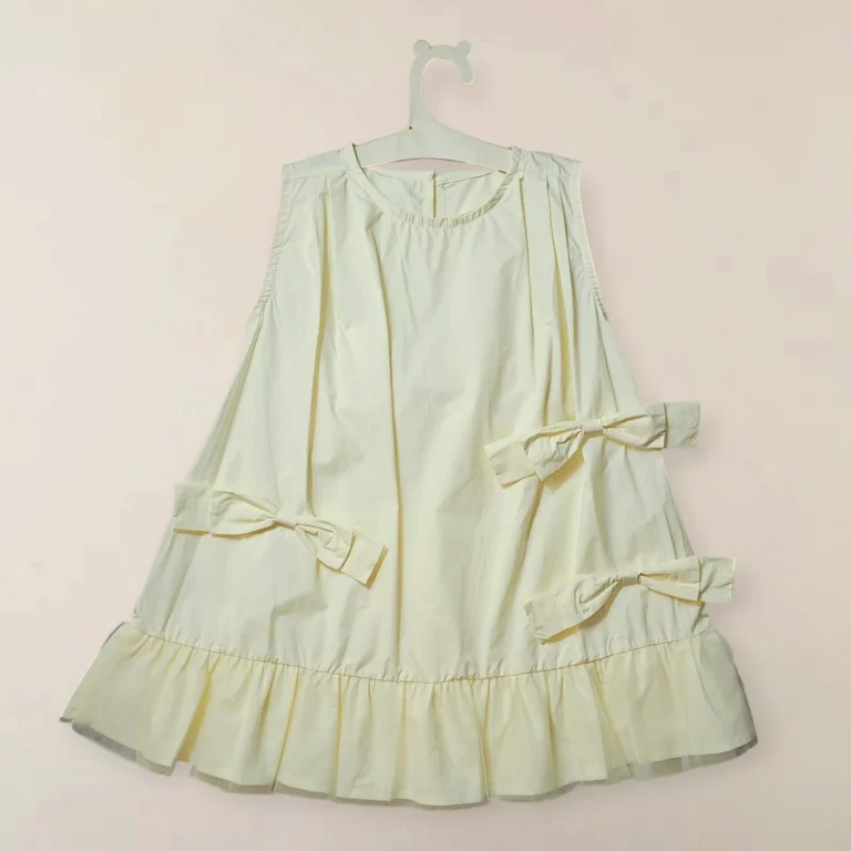 فستان بنات مزين بالفيونكات