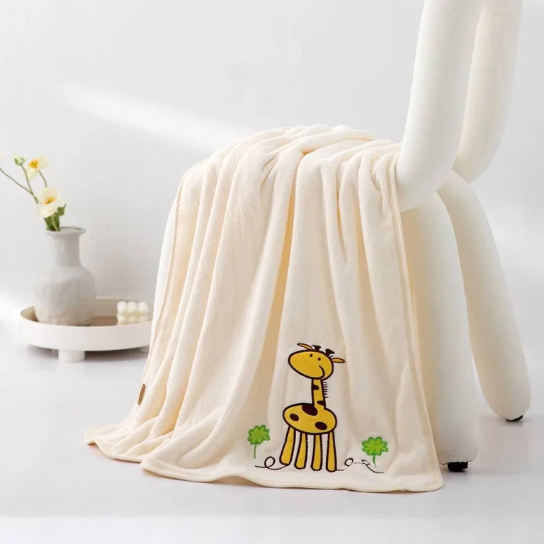 منشفة أطفال كبيرة اوف وايت