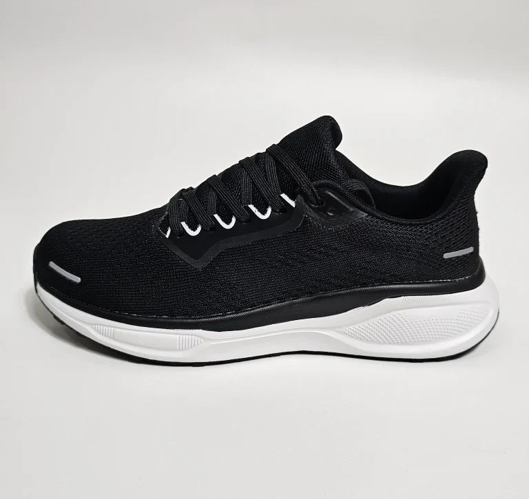 حذاء رياضي أسود بتفاصيل بيضاء لمظهر عصري ومريح.