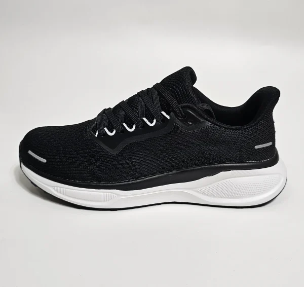 حذاء رياضي أسود بتفاصيل بيضاء لمظهر عصري ومريح.