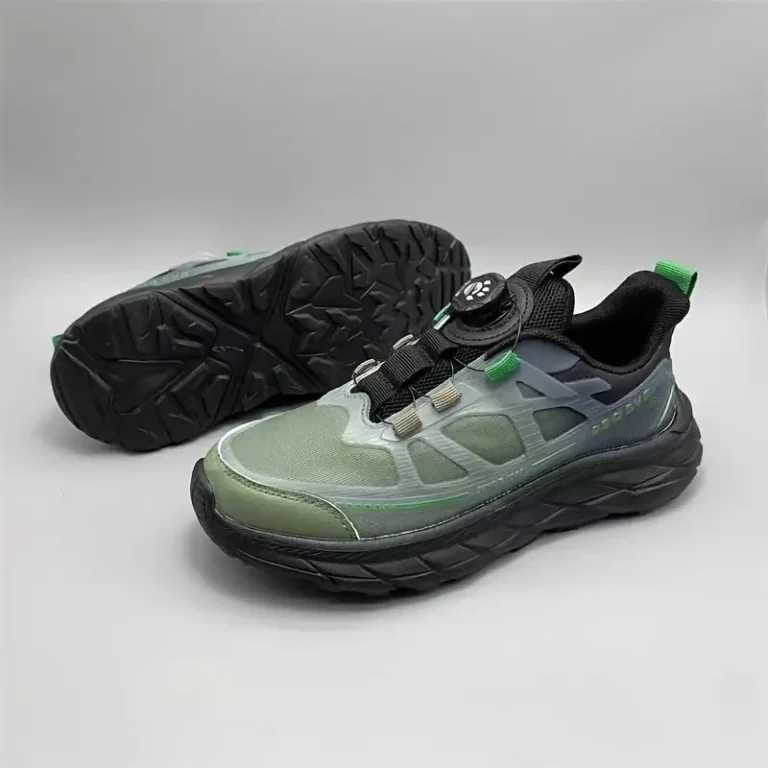 حذاء رياضي أخضر بتصميم مميز