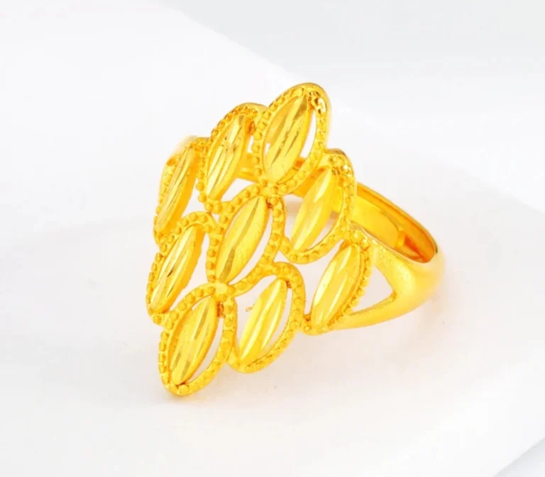 خاتم مطلي باللون الذهبي