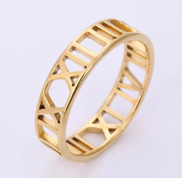 خاتم ذهبي بأرقام لاتينية