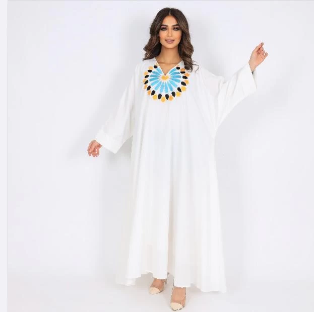 جلابية نسائية ذات صدر منسوج