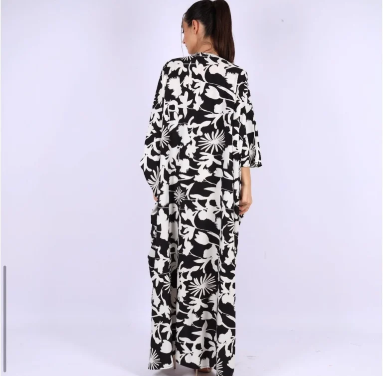 دراعة بطبعات زهور باللون الابيض والاسود