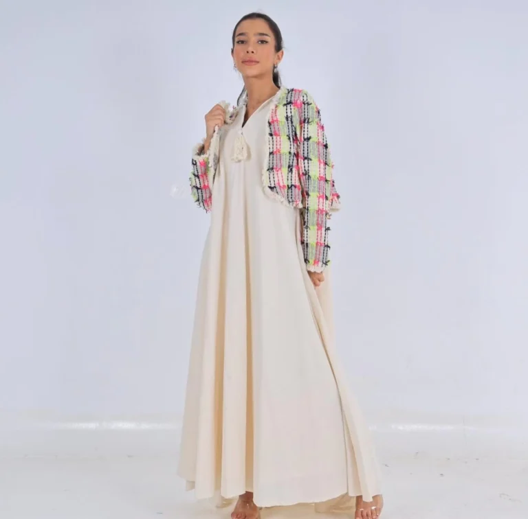 طقم فستان مع سترة مطرزة بأكمام طويلة