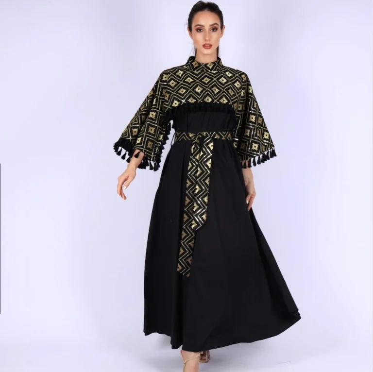 فستان اسود مطرز بخيوط ذهبية