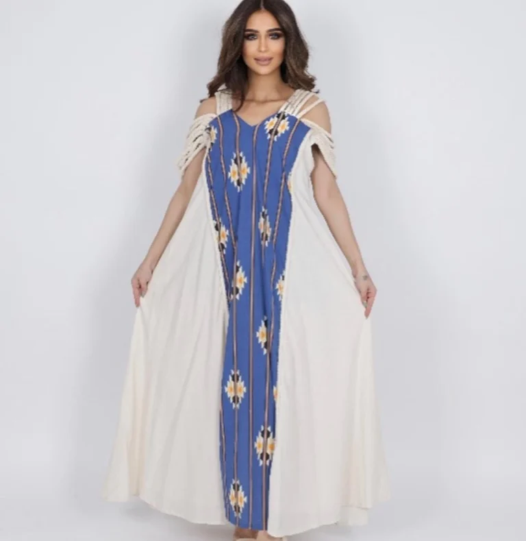 فستان يحاكي التراث العربي بطريقة عصرية وحمالات على شكل خيوط