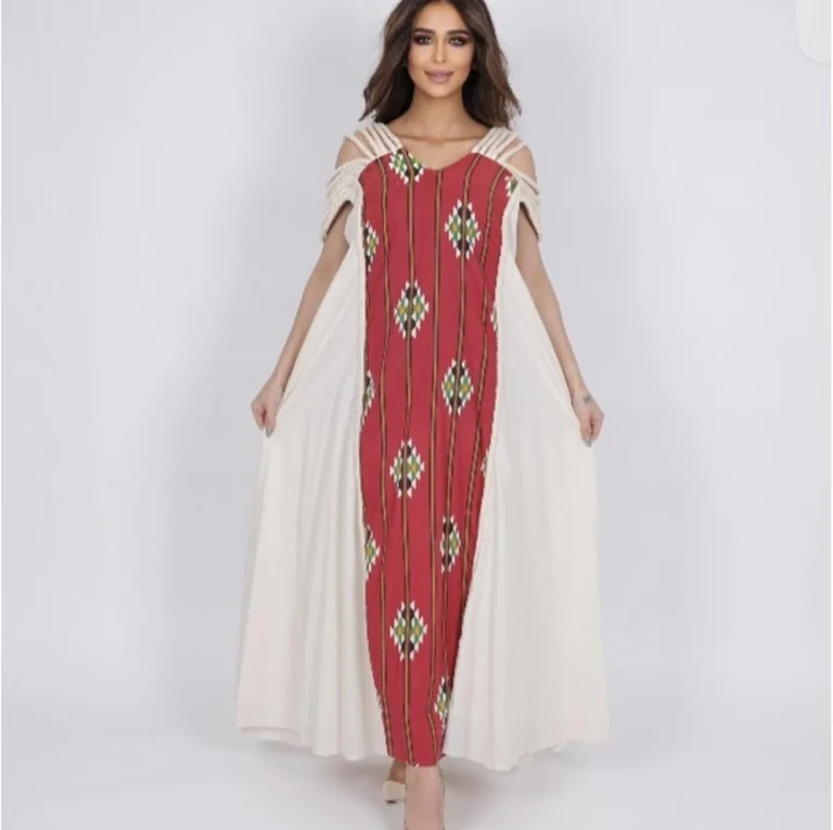 فستان يحاكي التراث العربي بطريقة عصرية وحمالات على شكل خيوط