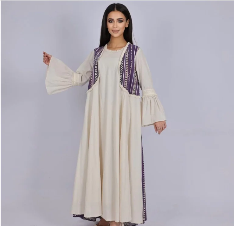 جلابية يحاكي التراث العربي بطريقة عصرية