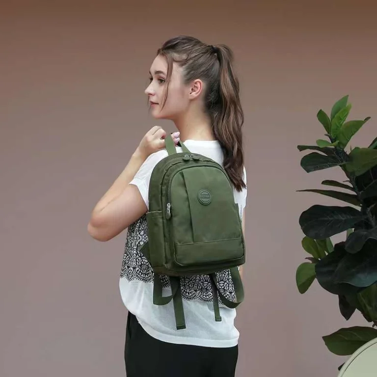 حقيبه ظهر عصريه انيقه وصغيره