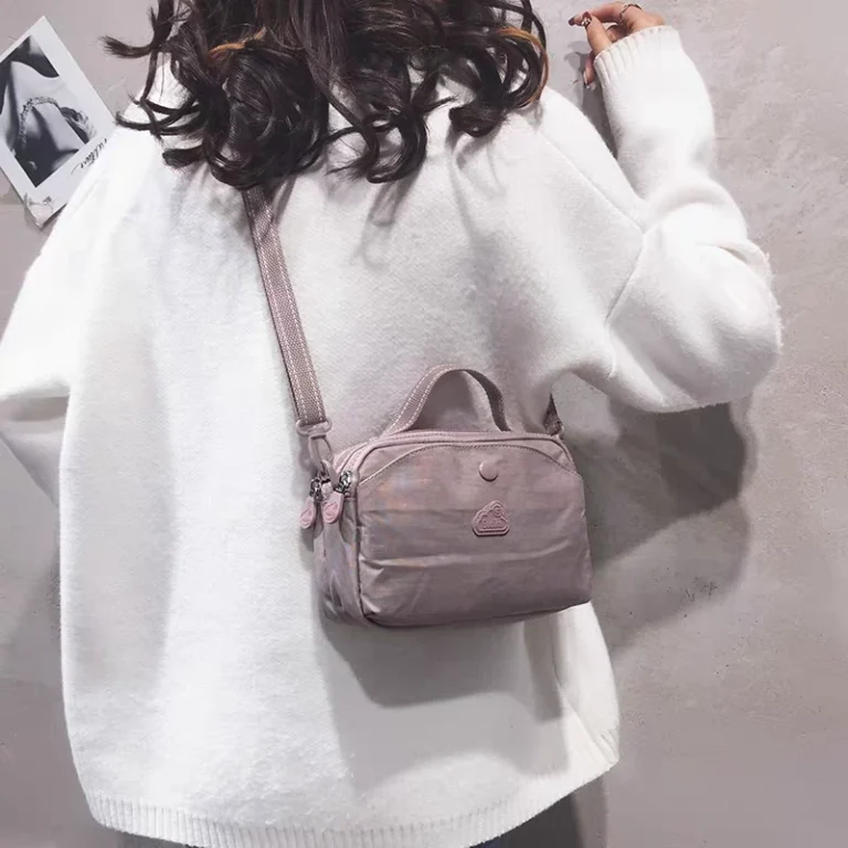 شنطة يد صغيرة كروس أنيقة بلون وردي