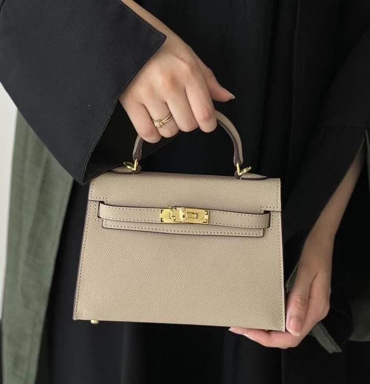 شنطه يد ميني مميزه باللون البيج