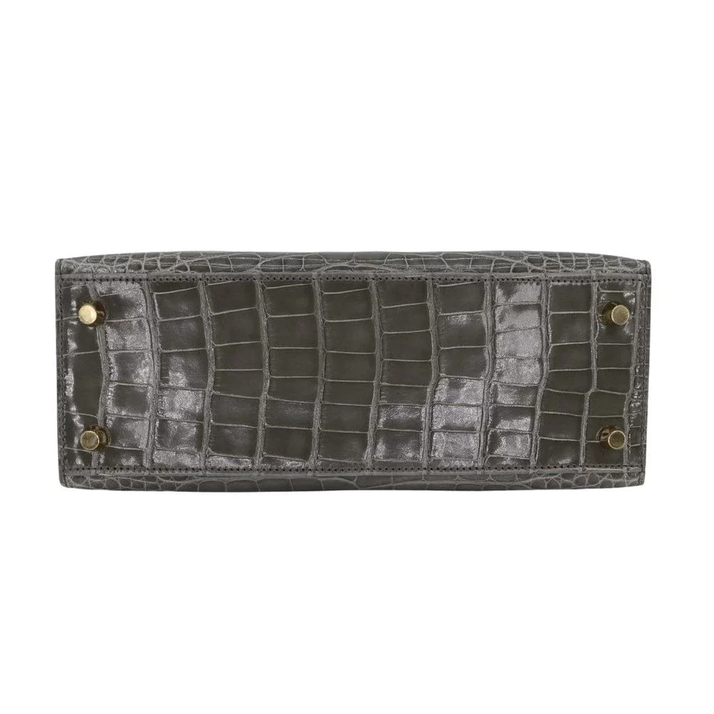 شنطه يد جميله باللون الرمادي