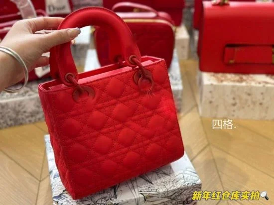 شنطه نسائيه بالحجم الميني بالوان متعددة