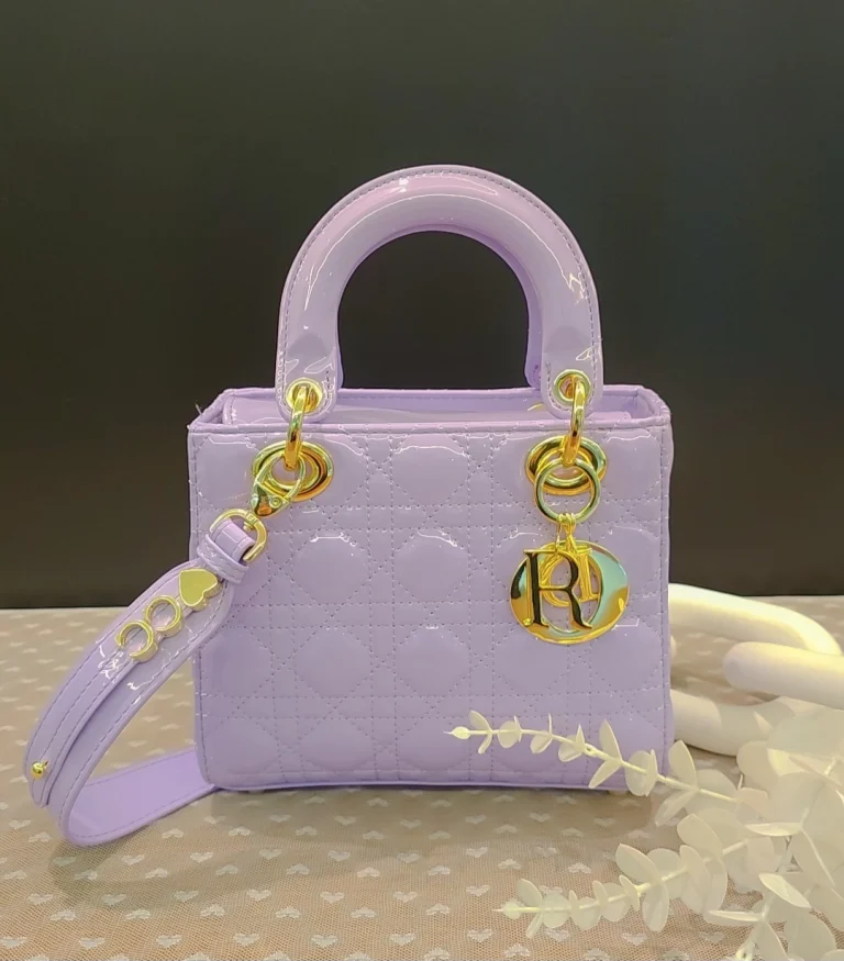 شنطه لامعه بتصميم عصري باللون الموف بالحجم الوسط